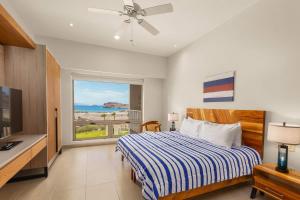 Un dormitorio con una cama y un escritorio y una ventana. en 2BR Summer Escape Villa in Danzante Bay Loreto, en Ensenada Blanca