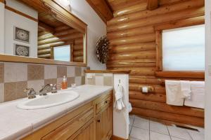 Koupelna v ubytování Bow Canyon Oasis #513 + 18 fotografií