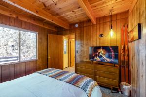 Postel nebo postele na pokoji v ubytování Pinewood Haus #301