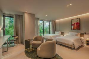 una habitación de hotel con dos camas y un escritorio en Wake BioHotel, en Medellín 134 fotos más