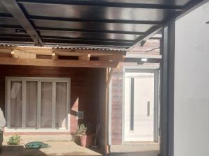 una casa con techo negro y patio en Casa Gregores 2, en Gobernador Gregores
