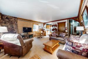 Una sala de estar con sofás y un televisor. en Lazy Bear Barn #124, en Big Bear Lake