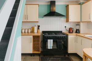 Η κουζίνα ή μικρή κουζίνα στο Spacious 3-Bedroom, Free parking, Garden, Pet Friendly, superfast Wi-Fi!