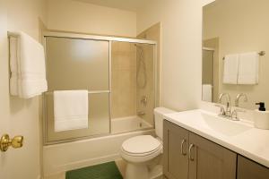 Gallery image of Entire Stylish 2-Bedroom Townhouse, Beach & Disney in Huntington Beach +12 photos