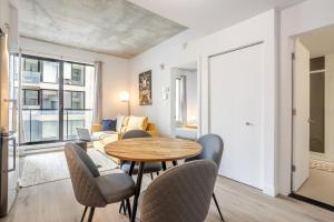 Φωτογραφία από το άλμπουμ του Sophisticated 1BR Escape , Charm in Old Port στο Μόντρεαλ