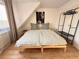 a bedroom with a large bed in a room at Ferienwohnung Stage One Zentrale Lage in Weißenthurm