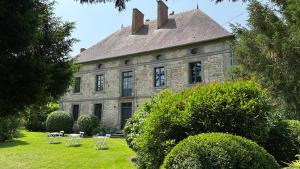 HydsZONE BLEUE的一座带桌椅的老石屋