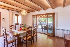 una cucina e una sala da pranzo con tavolo e sedie di Can Botoner - Es Trenc - Grupo Berna a Campos