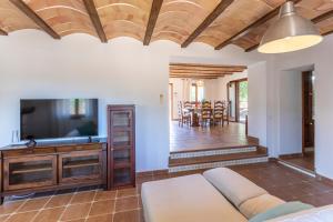 un soggiorno con un divano e una TV di Can Botoner - Es Trenc - Grupo Berna a Campos