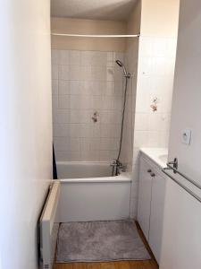 La Celle-sous-GouzonにあるCentre Ax - 4 people - ground floor - Parkingの白い浴槽とシャワー付きのバスルーム