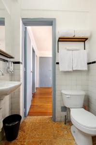 a bathroom with a toilet and a sink at Edificio Aurora in Mexico City