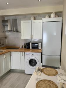 una cucina con frigorifero e lavatrice di Casa Castillo Vejer a Vejer de la Frontera