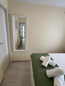 una camera da letto con un letto con due asciugamani sopra di Casa Castillo Vejer a Vejer de la Frontera Altre 2 foto