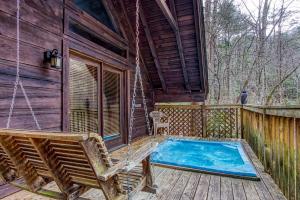 - un bain à remous sur la terrasse couverte d'une cabine dans l'établissement Mountaintop Romance private 10 mins from Gat and PF, à Sevierville