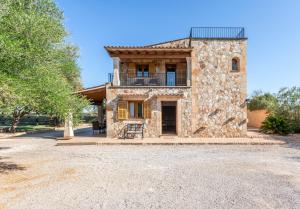 una casa in pietra con balcone sopra di Can Botoner - Es Trenc - Grupo Berna a Campos
