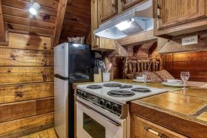 une cuisine avec une cuisinière et un réfrigérateur dans l'établissement Mountaintop Romance private 10 mins from Gat and PF, à Sevierville