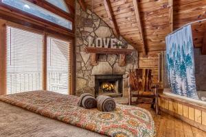 une chambre avec cheminée dans une cabane en rondins dans l'établissement Mountaintop Romance private 10 mins from Gat and PF, à Sevierville