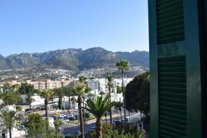 vista su una città con palme e montagne di Luxurious apartment at top location with scenic mountain view a Tétouan