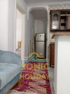 cocina con nevera y alfombra en el suelo en Sonic-Holidayhomes, en Alejandría 5 fotos más