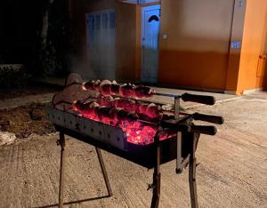Ein Grill mit einem Haufen Fleisch drauf. in der Unterkunft Elite family holiday villa with playground & Ship in Klorakas