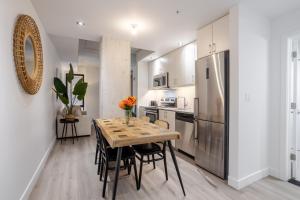 Kuchyň nebo kuchyňský kout v ubytování Roomy 1BR Getaway MTL Old Port