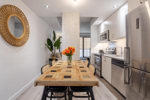 Kuchyň nebo kuchyňský kout v ubytování Roomy 1BR Getaway MTL Old Port + 7 fotografií