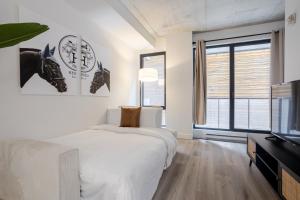 Postel nebo postele na pokoji v ubytování Roomy 1BR Getaway MTL Old Port