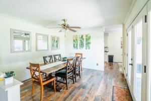 Un comedor con mesa y sillas en Swinton, en North Hills