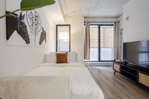 TV a/nebo společenská místnost v ubytování Roomy 1BR Getaway MTL Old Port