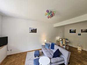 a living room with a couch and a table at Gartenglück, entspannt wohnen am Obstwanderweg in Leichlingen