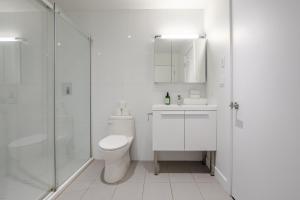 Koupelna v ubytování Roomy 1BR Getaway MTL Old Port