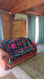 a bedroom with a bed with a blanket on it at Casa Leo in Cristur