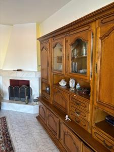 een grote houten kast in een woonkamer met open haard bij Panoramic Villa in Predeal in Predeal