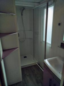 Ένα μπάνιο στο Location mobil home