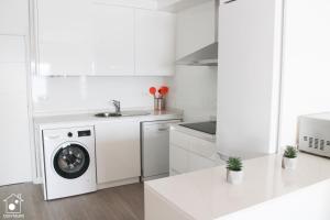 una cocina blanca con una lavadora dentro en Miramar Puerto Bello, en La Manga del Mar Menor