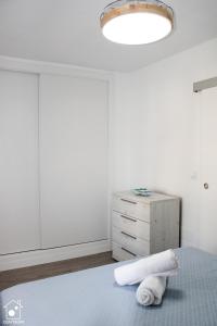 1 dormitorio blanco con 1 cama y vestidor en Miramar Puerto Bello, en La Manga del Mar Menor 31 fotos más