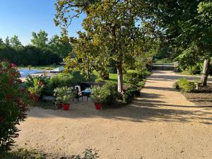 ein Garten mit Tisch, Stühlen und Pflanzen in der Unterkunft Maison Villa Santina in Piquecos