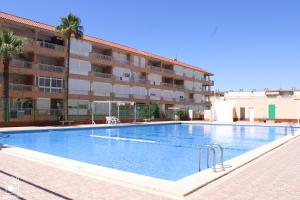 una gran piscina frente a un edificio en Miramar Puerto Bello, en La Manga del Mar Menor