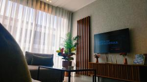 a living room with a tv and a couch and a table at unocapital in Casablanca