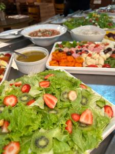 een buffet met veel gerechten op tafel bij Indaiá Park Hotel in Campo Grande