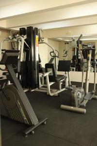 een sportschool met meerdere loopbanden in een ruimte bij Indaiá Park Hotel in Campo Grande