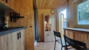 Una cocina o cocineta en Tiny House by the river 6 fotos más