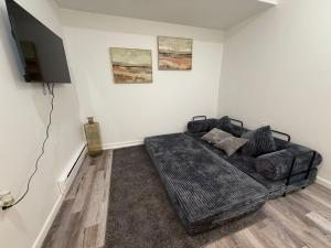 a living room with a couch and a flat screen tv at Cómodo departamento en Elizabeth cerca de NYC in Elizabeth