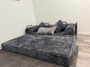 a bed with pillows on it in a room at Cómodo departamento en Elizabeth cerca de NYC in Elizabeth