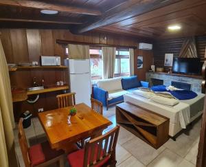 Nhà bếp/bếp nhỏ tại Empório reserva da serra - Opções de chalés e Hidromassagem