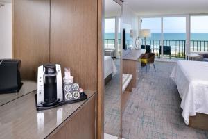 Cabana Shores Hotel的咖啡和沏茶工具