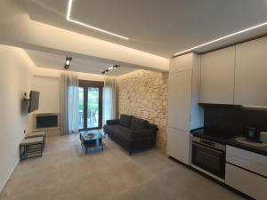 TV a/nebo společenská místnost v ubytování Afitos Luxury Villas