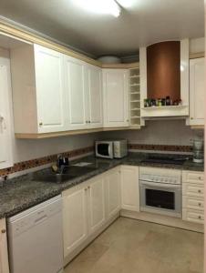 Η κουζίνα ή μικρή κουζίνα στο Deux chambres, Orihuela Costa +1 φωτογραφίες