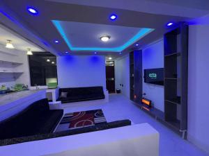 Una sala de estar con un sofá y un televisor. en Panorama Housing Complex, en Addis Ababa