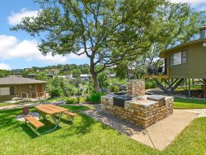 einen Hinterhof mit einem Picknicktisch und einer Feuerstelle in der Unterkunft Lakefront Bungalow With Community Poolhot Tub #8 in Lakeway
